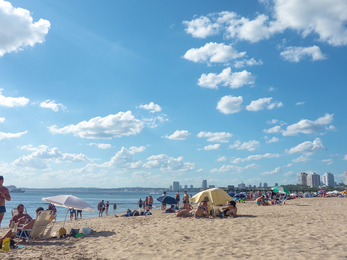 beachgoers relaxing at playa mansa from http://mapes24.com