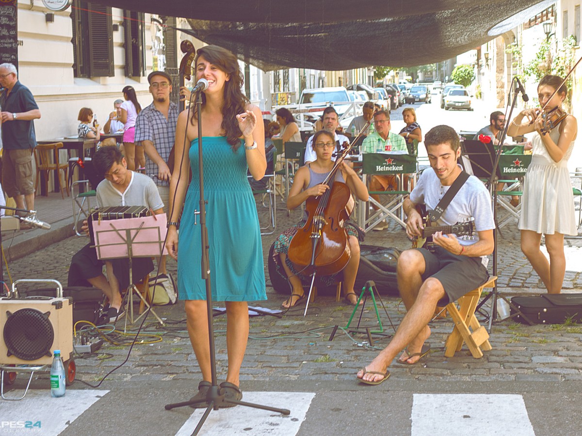 female tango singer performing in san telmo street market from http://mapes24.com