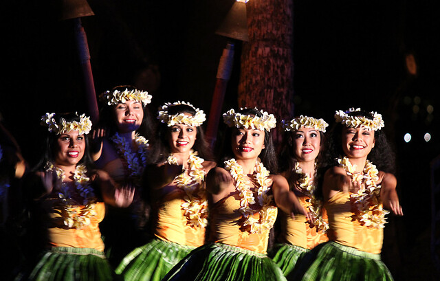 dance-costumes-mapes24-old-lahaina-luau